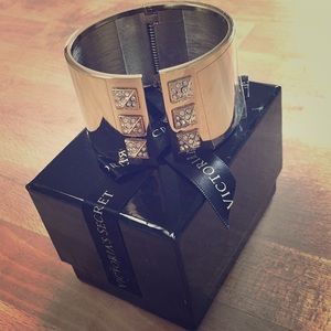 Victoria’s Secret Gold-tone bangle bracelet